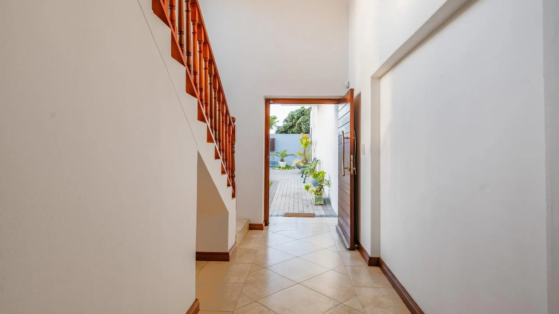 Apartment Near Beach Pool Mountain Views On Canal Cape Town