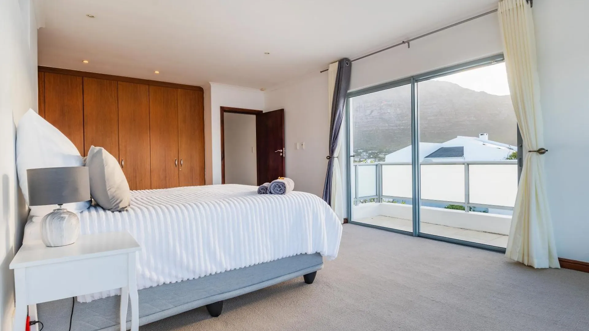Apartment Near Beach Pool Mountain Views On Canal Cape Town South Africa