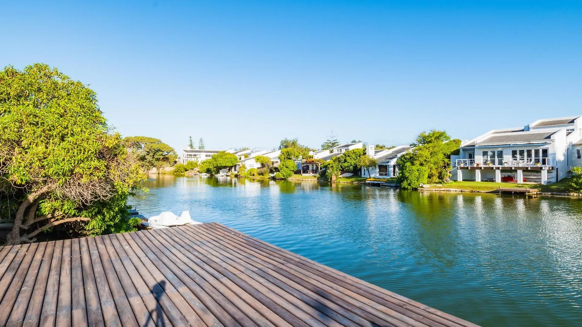 Near Beach Pool Mountain Views On Canal Cape Town Apartment