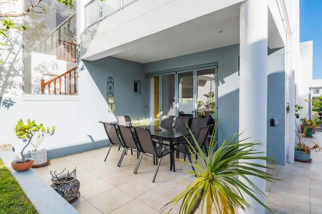 Near Beach Pool Mountain Views On Canal Cape Town Apartment