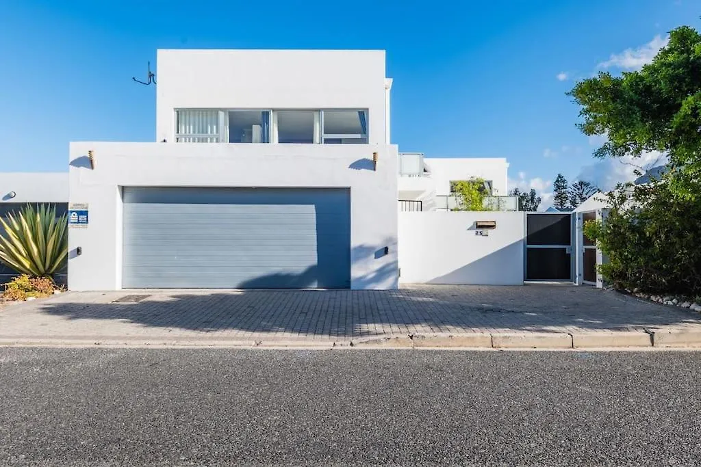 Near Beach Pool Mountain Views On Canal Cape Town Apartment