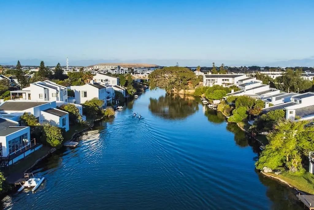 Near Beach Pool Mountain Views On Canal Cape Town Apartment