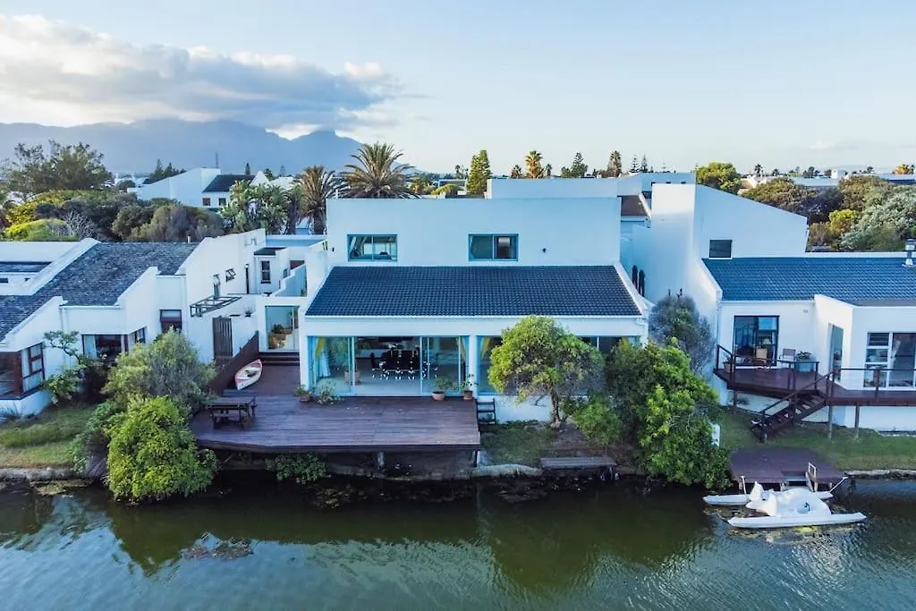 Apartment Near Beach Pool Mountain Views On Canal Cape Town